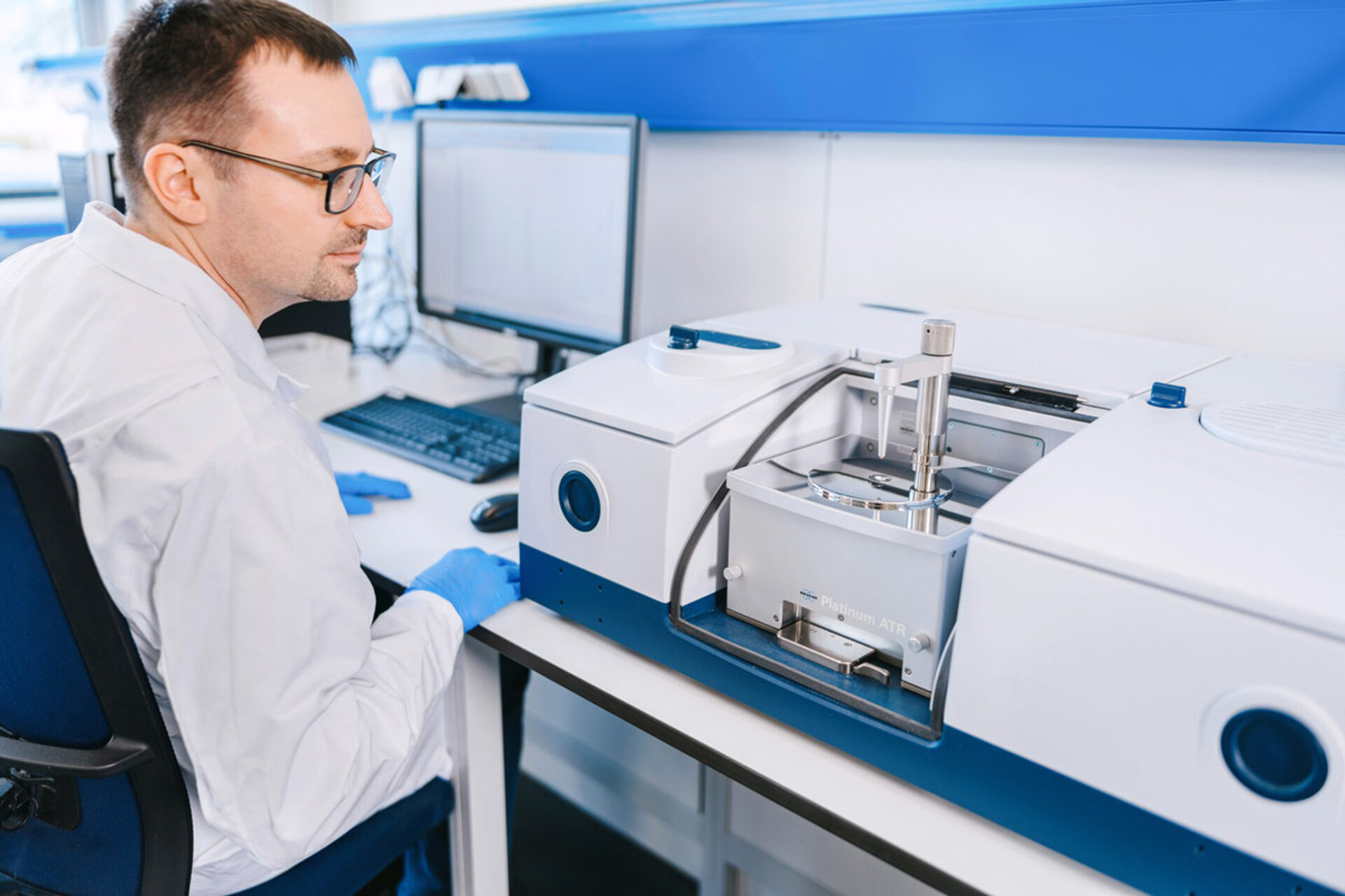 FTIR analysis at ZESTRON for identifying organic residues on electronic assemblies. | © @The Sour Cherry Fotografie - Michaela Curtis