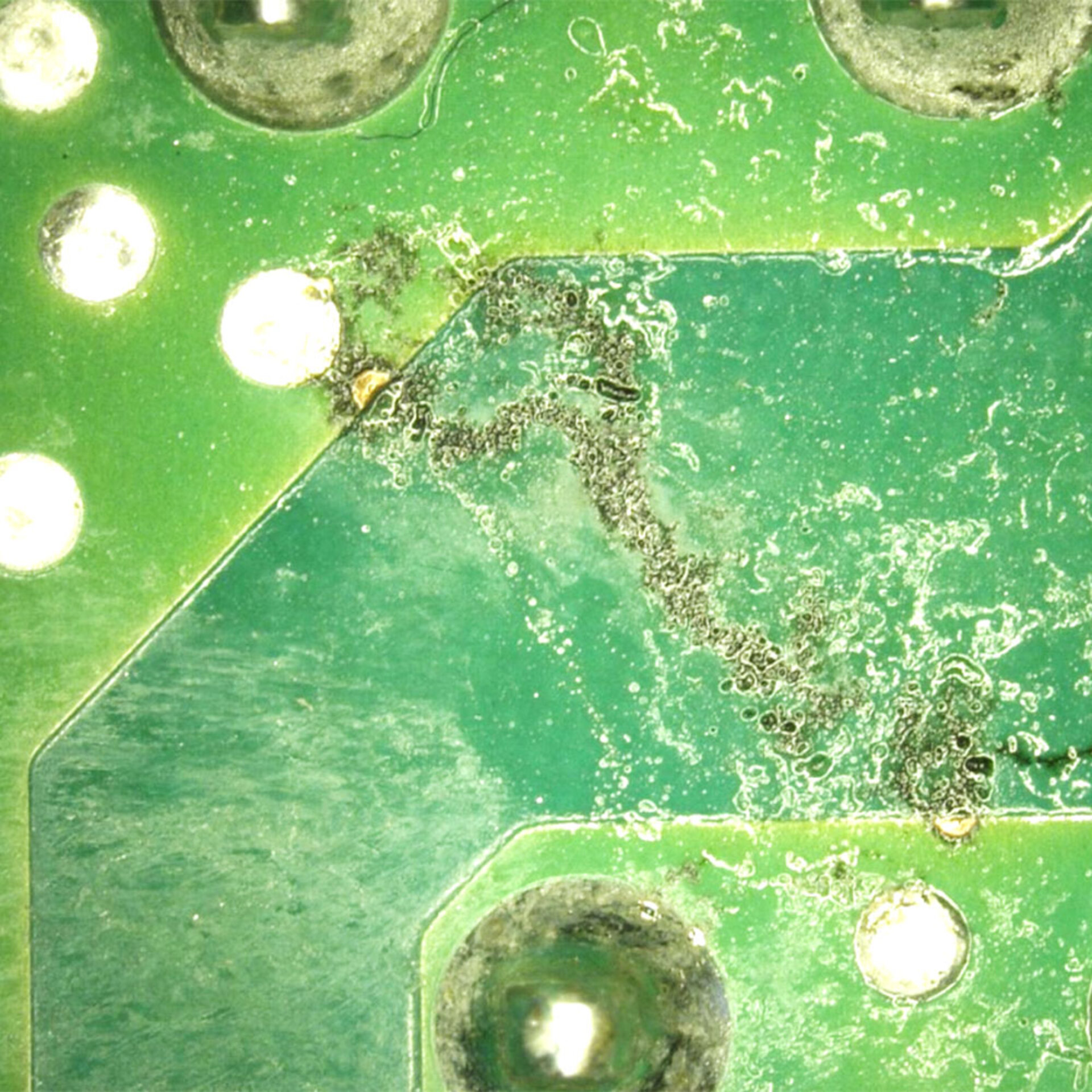 L'image montre un module électronique sur lequel, en raison d'un encrassement important et d'influences intenses de la température et de l'humidité. | © @Zenstron