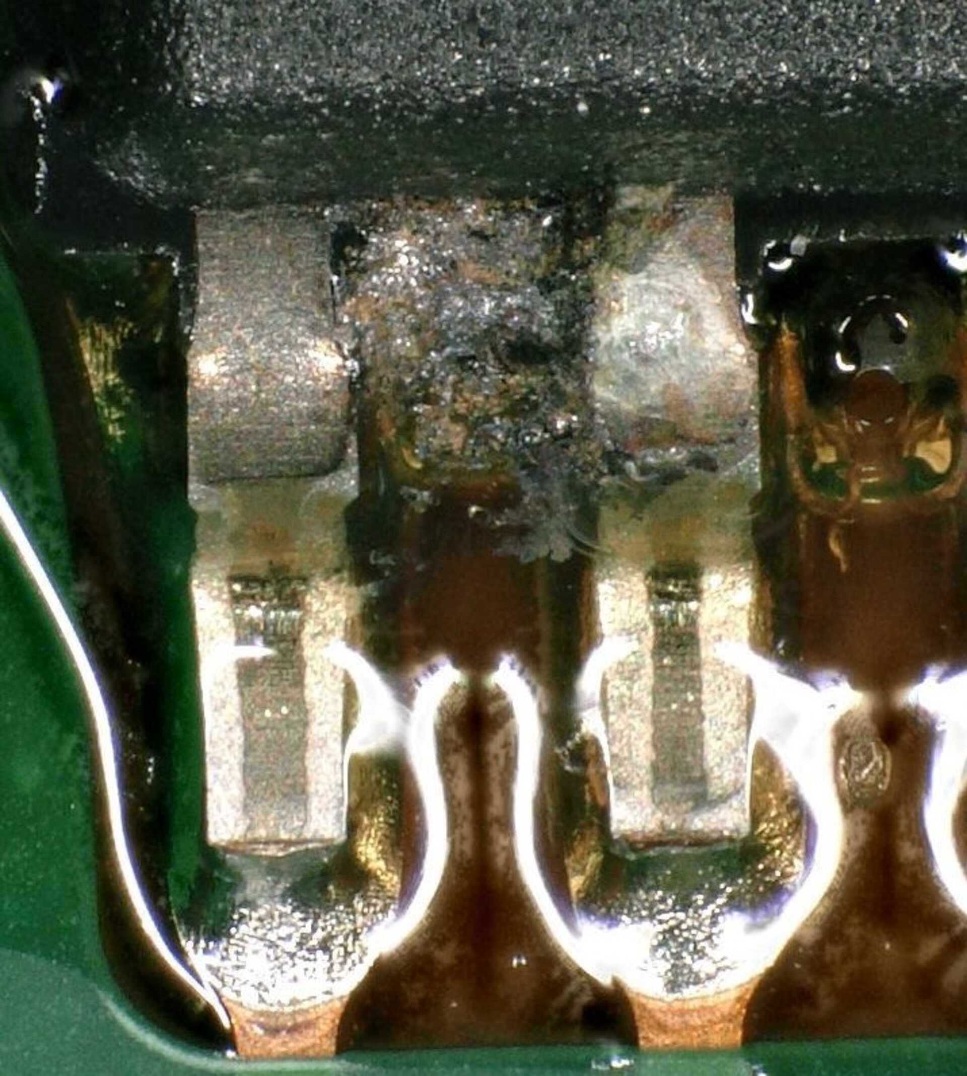 The picture shows a close-up of a printed circuit board showing the fault pattern of leakage current.  | © Zestron