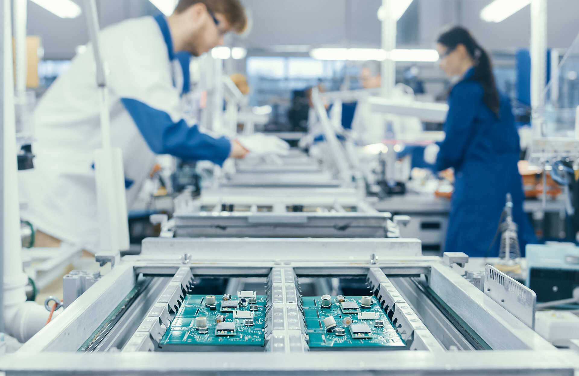 Produktionslinie für Elektrofahrzeuge mit vorbereiteten elektronischen Baugruppen – Fokus auf Hochvolt-Zuverlässigkeit.