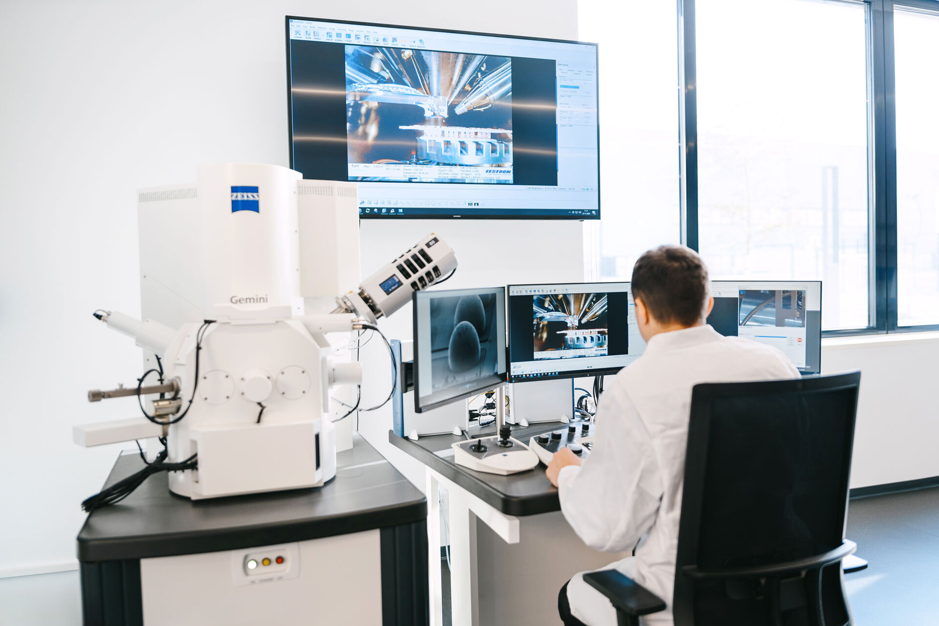 Fault analysis of a power module with SEM/EDX in the Analytical Centre | © @The Sour Cherry Fotografie - Michaela Curtis