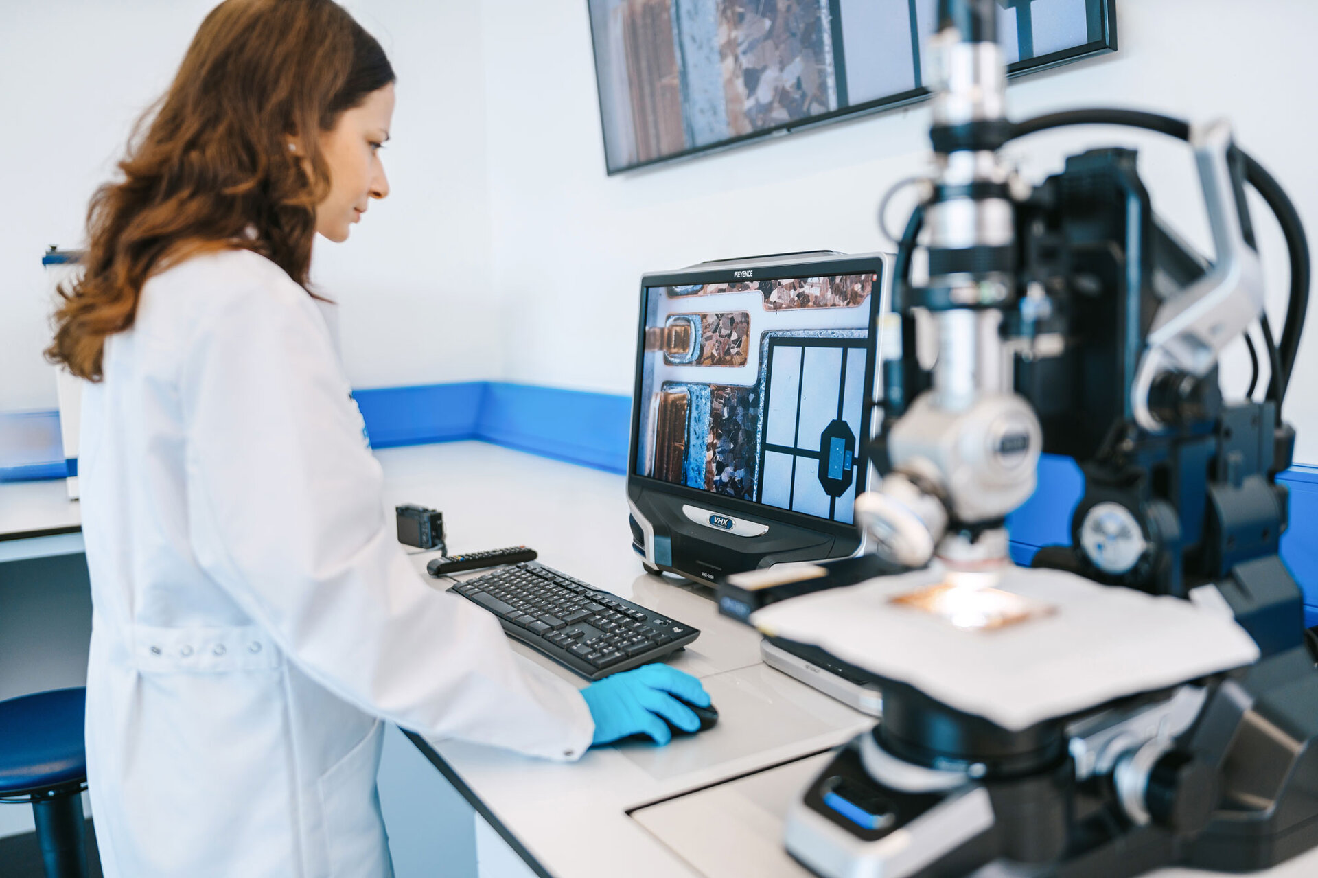  Laboratory analysis of a power module: Visual inspection of the surface condition with a microscope | © @The Sour Cherry Fotografie - Michaela Curtis