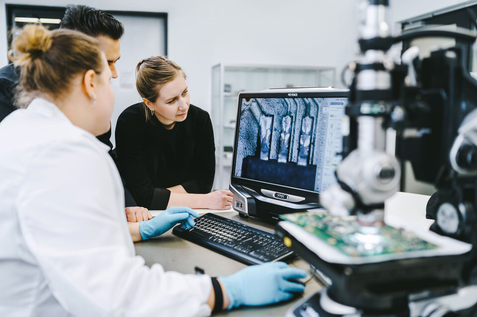 Electronic assemblies Purity determination Interpretation | © @The Sour Cherry Fotografie - Michaela Curtis Electronic assemblies Purity determination Interpretation | © @The Sour Cherry Fotografie - Michaela Curtis