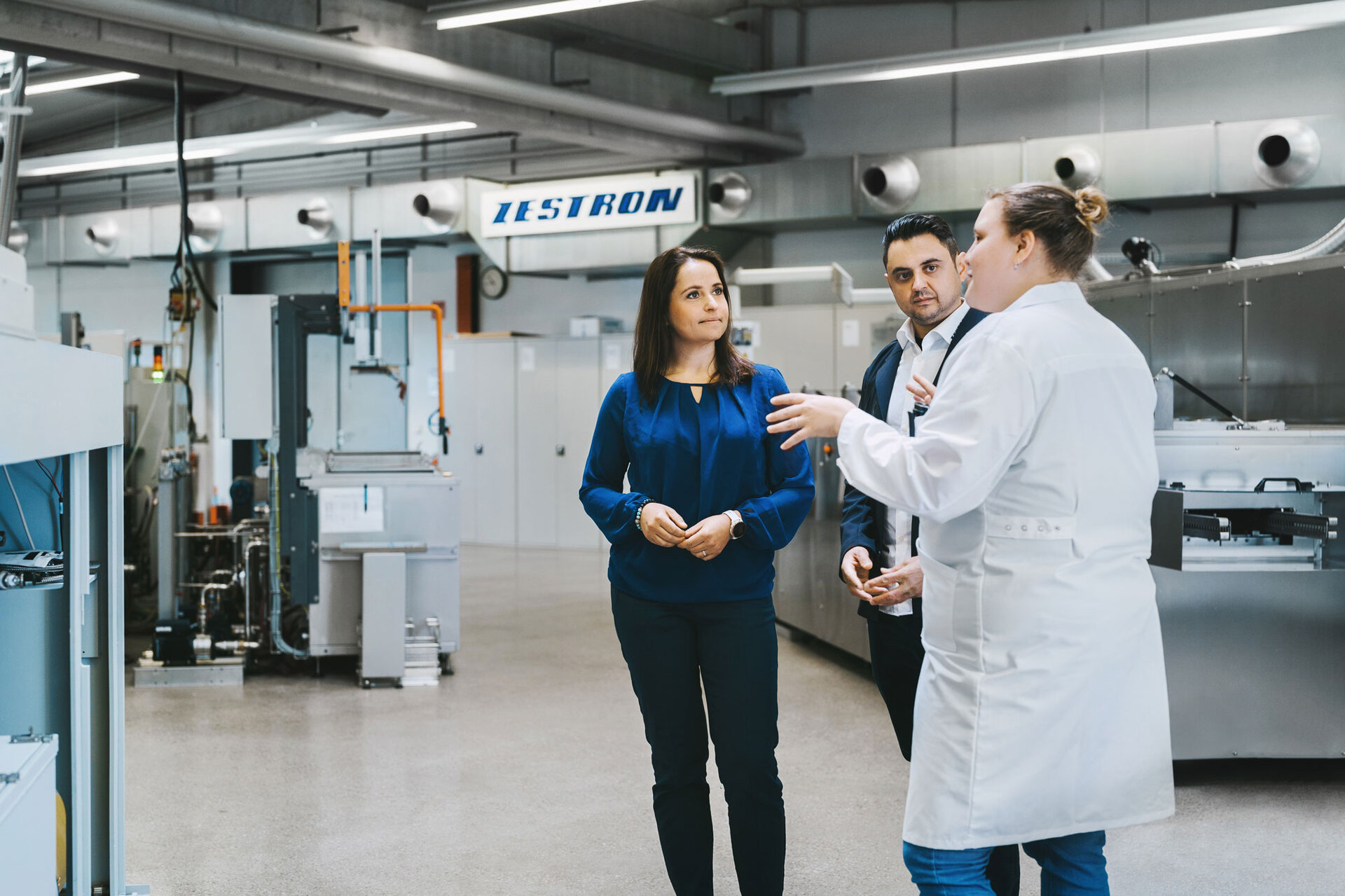 Entretien de conseil entre un ingénieur Zestron et deux clients dans le centre technique.  | © @The Sour Cherry Fotografie - Michaela Curtis